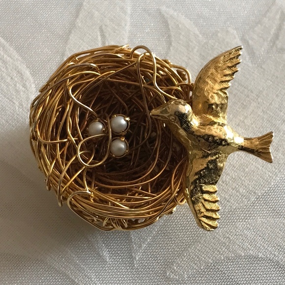 Jeannie Bird in Nest Brooch - Picture 1 of 3